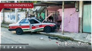 Taxi tira la barda de una vivienda; auto involucrado en choque