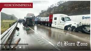 Carambola en la pista; dos personas quedan atrapadas