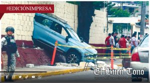 ¡Maestra, reprobada! Atraviesa pared de escuela con su camioneta