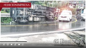 Camión vuelca en la curva; Postes se regaron en la carretera