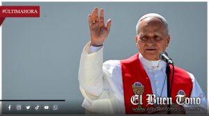 Papa León XIV desciende de avión por falla técnica antes de despegar de España