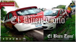 Taxi se patina por piso mojado y combustible regado, quedando sobre la guarnición.