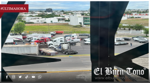 Transportistas bloquean la Puebla–Acatzingo y otros puntos; provocan caos vial en carreteras de Puebla