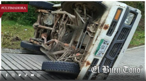 Vuelca camioneta con carga de madera en carretera Huilotla–Xocotla; conductor resulta con lesiones leves