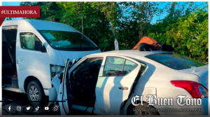 Choque frontal entre combi y automóvil deja un prensado en Amatlán