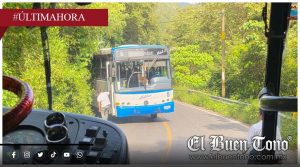 Autobús de la línea Adelas queda varado en una cuneta en Tlilapan; no se reportan personas lesionadas