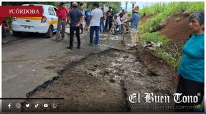 Ante el abandono oficial, vecinos tapan baches en la Margarita Morán
