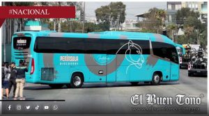 Artistas en Tijuana entregan camisetas especiales a jugadores iraníes antes de su viaje a Seattle