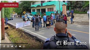 Bloquean carretera Tequila–Zongolica por falta de maestro