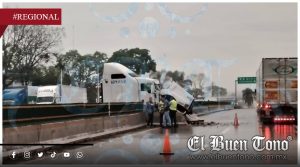 Tráiler choca contra muro de contención en medio de la lluvia