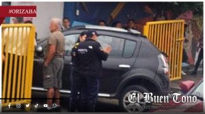 Conductor se impacta contra portón de primaria en Orizaba