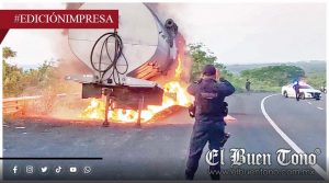Arde remolque; Calentón de frenos causa accidente