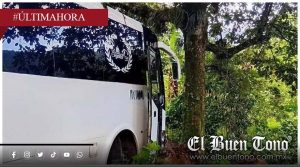 Autobús se sale de la carretera rumbo a Córdoba; no hay heridos y vecinos ayudan en el lugar