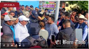 Evitan l¡ncham¡ento de presunto ladrón en Puebla; vecinos lo amarraron a un poste