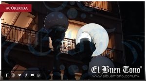VIDEO|Colocan adornos del Mundial, pero no son capaces de cambiar luminarias a unos metros