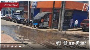 Colapsa drenaje en pleno centro de Paso del Macho; aguas negras y malos olores afectan