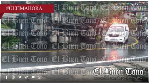VOLCADURA DE CAMIÓN CARGADO CON POSTES DE CONCRETO PROVOCA AFECTACIONES VIALES EN LA CARRETERA ORIZABA–ZONGOLICA