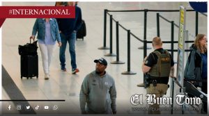 Aeropuertos de EU vuelven a permitir despedidas en la puerta de embarque
