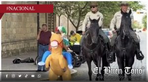 Caballo inflable roba cámara a la Policía Montada en pleno Mundial en Guadalajara