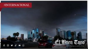 Declaran emergencia en Los Ángeles por incendio en almacén que genera nube tóxica