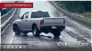 Se estampa contra barrera; autopista con tránsito lento