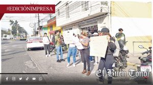 Exigen alumnos becas retenidas; más de mil 600 afectados