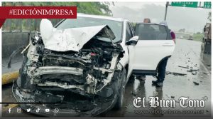 Impacto la dejó atravesada; aguacero desbarató la camioneta