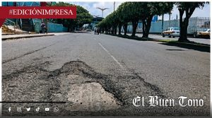 Baches de bienvenida, gracias a Manuel Alonso, turista, cuidado con el socavón