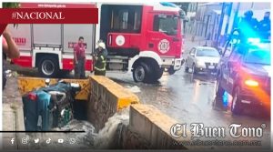 Lluvia arrastra auto con tres personas y desata emergencia en Tlalnepantla