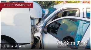 Mujeres quedan prensadas; combi invadió carril contrario