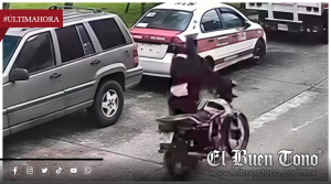 Captan en video el robo de una motocicleta en Mariano Escobedo