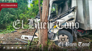 Conductor de Coppel queda prensado tras chocar contra un árbol en Papantla