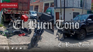 Se impacta motociclista contra una camioneta