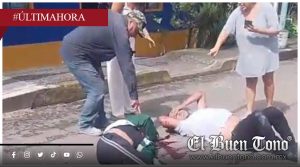 Pareja en motocicleta resulta lesi0nada tras ser atr0pellαda