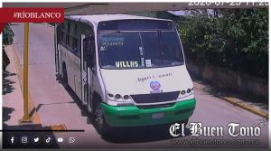 VIDEO|Indignación: Operador de autobús atropella y m@ta a un perrito