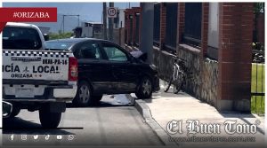 Conductor pierde el control y se impacta contra un poste en el norte de Orizaba