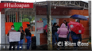 Exigen destitución de directora y presidenta de padres en primaria de Huiloapan