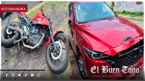 Motociclista choca contra camioneta y sale proyectado contra una mujer