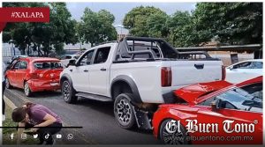 Carambola en la avenida Lázaro Cárdenas provoca fuerte congestionamiento