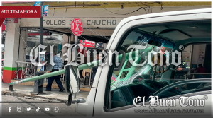 TRACTOCAMIÓN DERRIBA CABLEADO Y OBLIGA A CERRAR CALLE EN EL CENTRO DE ORIZABA