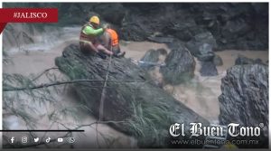 Rescatan a 6 personas atrapadas por creciente de arroyo en Jalisco