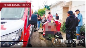 Un motociclista derrapa y se abre el coco