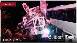 Cuatro mvert0s y 20 heridos tras choque de autobús y tráiler en Nayarit