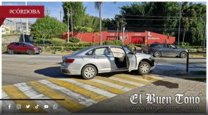 Jetta choca contra un Bolardo en el bulevar Tratados de Córdoba