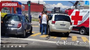 Choca ambulancia contra vehículo particular