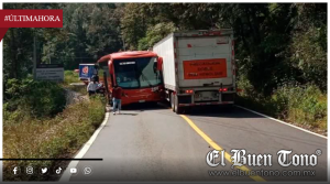 AUTOBÚS DE ADELAS CHOCA CONTRA TRÁILER Y GENERA CAOS EN ACCESO A ZONGOLICA