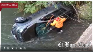 CAMIONETA CAE AL RÍO METLAC ENTRE FORTÍN E IXTACZOQUITLÁN
