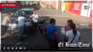 Choque de camioneta y motocicleta deja sólo daños materiales