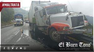 Pierde el control y se impacta contra valla metálica en las Cumbres de Maltrata