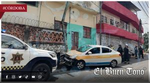 Taxi choca contra poste en la exvía del Huatusquito